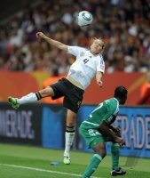 FIFA Frauen-Weltmeisterschaft 2011: Perpetua NKWOCHA (li, Nigeria) gegen Alexandra POPP (re, Deutschland)