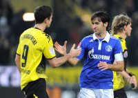Fussball 1. Bundesliga, Saison 2011/2012: Robert Lewandowski (li, Borussia Dortmund) gibt die Hand Raul (FC Schalke 04)