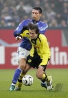 Fussball 1. Bundesliga: Schalke - Dortmund, Zweikampf