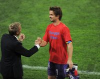 Fussball  International:  Trainer Fink (li) veranschiedet Torwart  Costanzo (FC Basel)