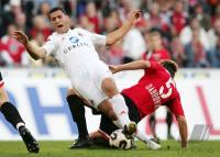 Fussball 1. Bundesliga: Koeln - Hannover, Zweikampf