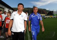 1. Fussball Bundesliga: Trainer Krassimir Balakov (li, PSFC Chernomorets Burgas) mit Trainer, Sportdirektor  Felix Magath (re, Schalke)