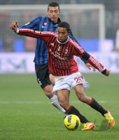 FUSSBALL International SERIE A 2011/2012: Urby Emanuelson (re, AC Mailand) gegen Lucio (Inter Mailand)