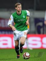 FUSSBALL, EUROPA LEAGUE GRUPPENPHASE: Bremen, MERTESACKER Einzelaktion am Ball