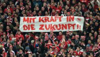 Fussball DFB Pokal 10/11 : FC BAYERN Fankurve mit einem BANNER, gegen Torwart Manuel Neuer (FC Schalke 04)  FUER Thomas Kraft (FC Bayern Muenchen) , MIT KRAFT IN DIE ZUKUNFT
