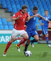 Fussball U21-Europameisterschaft 2011: Jonathan Rossini (li, Schweiz) gegen Rurik Gislason (re, Island)