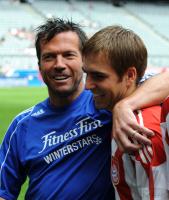1. Fussball Bundesliga: Philipp Lahm (FC Bayern Muenchen)  mit Lothar Matthaeus (Fitness First Winterstars)