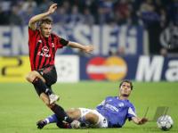 Fussball UCL: Schalke - Mailand, Zweikampf