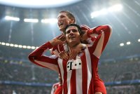 Fussball 1. Bundesliga : JUBEL nach dem TOR zum 3:0 von Mario Gomez OBEN AUF Bastian Schweinsteiger (FC Bayern Muenchen)