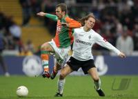 Fussball 1. Bundesliga: Bremen - Moenchengladbach, Zweikampf