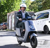 Oberbuergermeister Boris Palmer (Parteilos) bei einer Probefahrten mit einem E-Roller