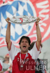 Fussball 1. Bundesliga  FC Bayern Muenchen bekommt die Meisterschale