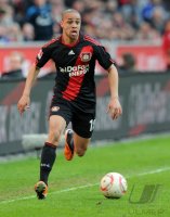 Fussball: 1. Bundesliga Saison 2010/2011: Leverkusen, SAM am Ball
