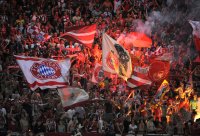 Fussball CHL  Saison 2011/2012:  FC Bayern Muenchen Fans mit einem Bengalischen Feuer