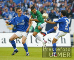 Fussball 1. Bundesliga: Schalke - Bochum, Zweikampf