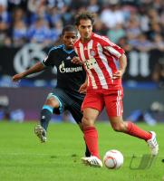 Fussball Supercup:Jefferson Farfan (li, FC Schalke 04) gegen Hamit Altintop (re, FC Bayern Muenchen)
