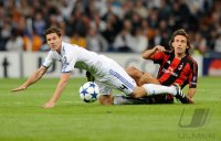 Fussball Champions League  Saison 2010/2011: XABI ALONSO OLANO (li, Real Madrid) gegen Andrea Pirlo (re, AC Mailand)