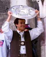 Fussball:  Mehmet Scholl jubelt mit der Meisterschale