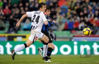 FUSSBALL SERIE A:  Aleksandar Lukovic (li, Udinese) gegen Diego Milito (re, Inter)