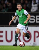 FUSSBALL, EUROPA LEAGUE GRUPPENPHASE: Bremen OEZIL am Ball