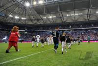 FUSSBALL: LIGA TOTAL CUP 2010 , Teams laufen ins Stadion ein