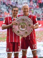 Fussball, 1. Bundesliga  Saison 16/17: Jubel FC Bayern Muenchen mit Schale
