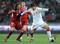 Fussball Nationalmannschaft : Petr Jiracek (li, Tschechische Republik) gegen Simon Vukcevic (Montenegro)