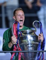 Fussball Champions League Finale 2015: Torwart Marc Andre ter Stegen (Barca) mit CHL Pokal