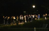 Tuebinger Nachtleben, Menschenansammlung im Bota (Alte Botanischen Garten) in der Nacht auf Sonntag