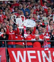 Fussball 1. Bundesliga : Jubel Fans mit  Championsleague Pokal, Meisterschale, DFB POKAL
