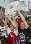 FUSSBALL  1. Liga  FC Bayern  JUBEL  Meisterschale