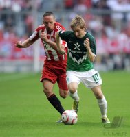 Fussball 1. Bundesliga  Saison 2010/2011: Franck Ribery (li, FC Bayern Muenchen) gegen Marko Marin (re, SV Werder Bremen)