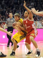Basketball 1. Bundesliga 2011/2012:  Heiko Schaffartzik (li, Alba Berlin) gegen Jonathan WALLACE (FC Bayern Muenchen)