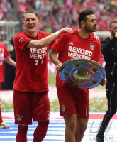 Fussball, 1. Bundesliga  Saison 13/14: Jubel FC Bayern Muenchen mit Schale