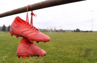 Fussball / Lokalfussball: Fussballschuhe haengen am Trainingsplatz