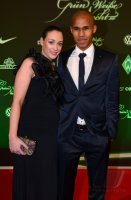 Fussball, 1. Bundesliga Saison 2012/2013: Theodor Gebre Selassie posiert mit Freundin Leona