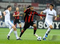 Fussball Champions League  Saison 2010/2011: Ronaldinho (MITTE, AC Mailand) gegen SAMI KHEDIRA (re, Real Madrid)