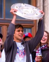 Fussball:  Roque Santa Cruz jubelt mit Meisterschale