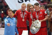 Fussball, 1. Bundesliga  Saison 13/14: Jubel FC Bayern Muenchen mit Schale