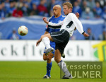 Fussball 1. Bundesliga: Schalke - Bielefeld,  Zweikampf