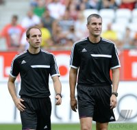 Fussball  1. Bundesliga  13/14: Schiedsrichter Knut Kircher und Schiedsrichterassistent Dominik Schaal
