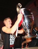 Fussball Champions Party 2013: Bastian Schweinsteiger (FC Bayern Muenchen) mit CHL Pokal