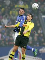 Fussball 1. Bundesliga: Schalke - Dortmund, Zweikampf
