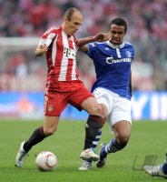 Fussball 1. Bundesliga : Arjen Robben (li, FC Bayern Muenchen) gegen Joel Matip (re, FC Schalke 04)