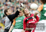 Fussball 1. Bundesliga: Bremen - Leverkusen, Zweikampf