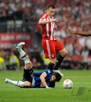 Fussball Champions League Finale: Ivica Olic (re, FCB) gegen Diego Milito  (li, Inter)