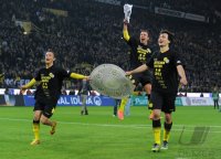 Fussball 1. Bundesliga :  Moritz Leitner, Mario Goetze, Mats Hummels (v. li., Borussia Dortmund) mit einer Meisterschale