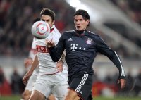 Fussball 1. Bundesliga : Matthieu Delpierre (li, VfB Stuttgart) gegen Mario Gomez (re, FC Bayern Muenchen)