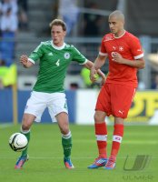 FUSSBALL INTERNATIONAL:  Benedikt Hoewedes (li, Deutschland)  gegen Eren DERDIYOK (Schweiz)