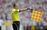 Fussball 1. Bundesliga  Saison 2011/2012: SCHIEDSRICHTERASSISTENT mit Fahne